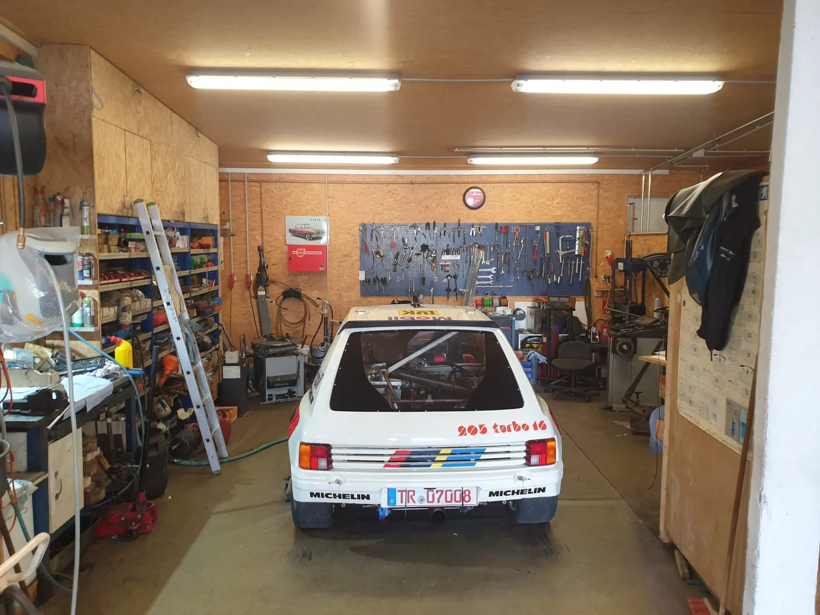 Peugeot 205 Turbo 16 in der Werkstatt
